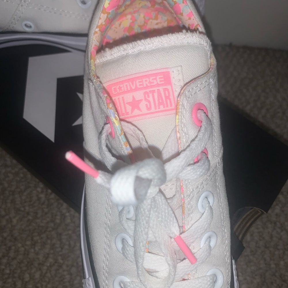 Converses - Picture 2 of 4